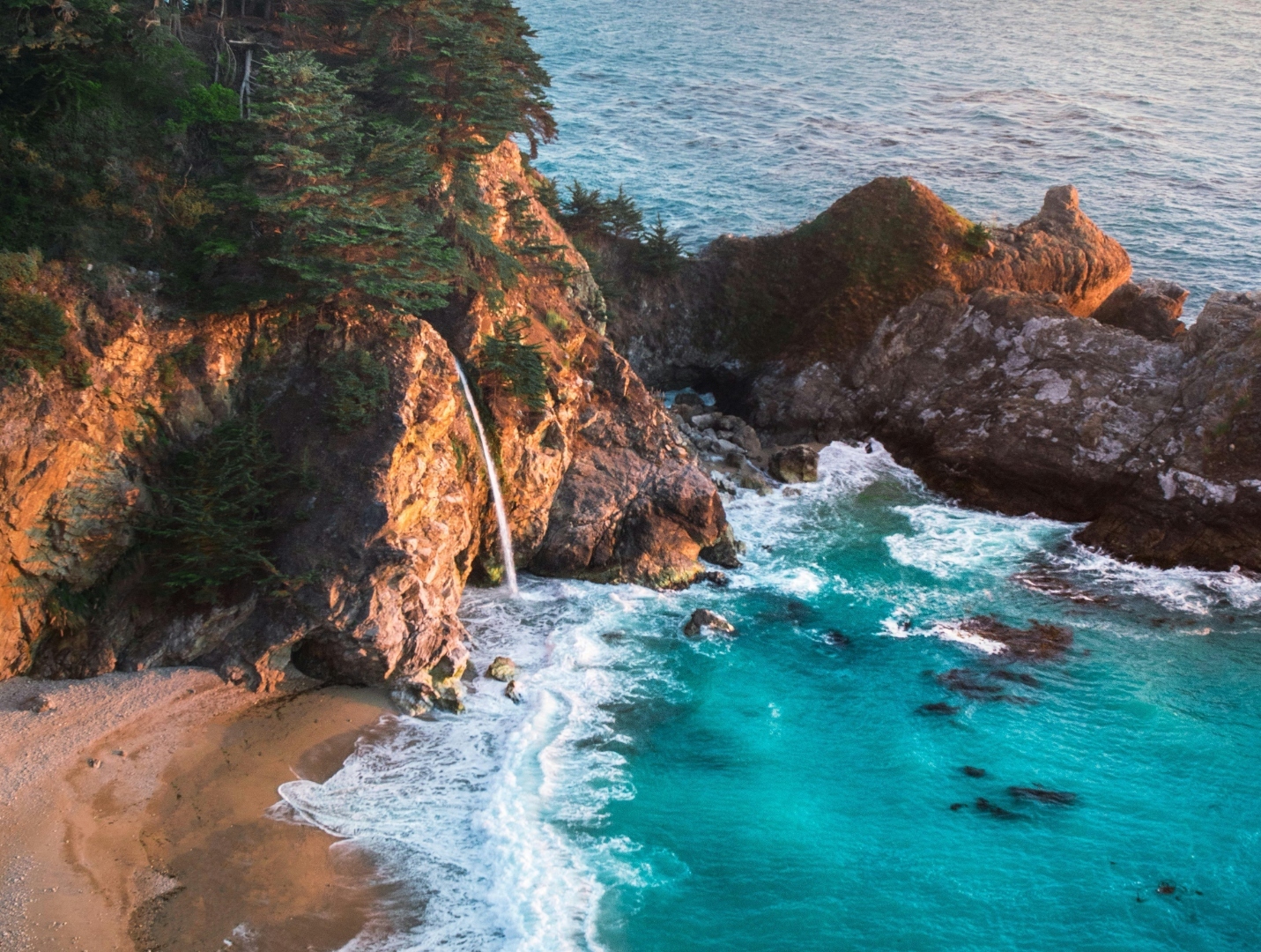 Pfeiffer Keyhole arch at sunset, glowing through the rock